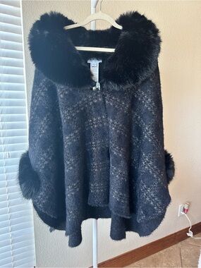 Joseph Ribkoff black & gold Jacquard sweater knit cape with faux fur accents OS